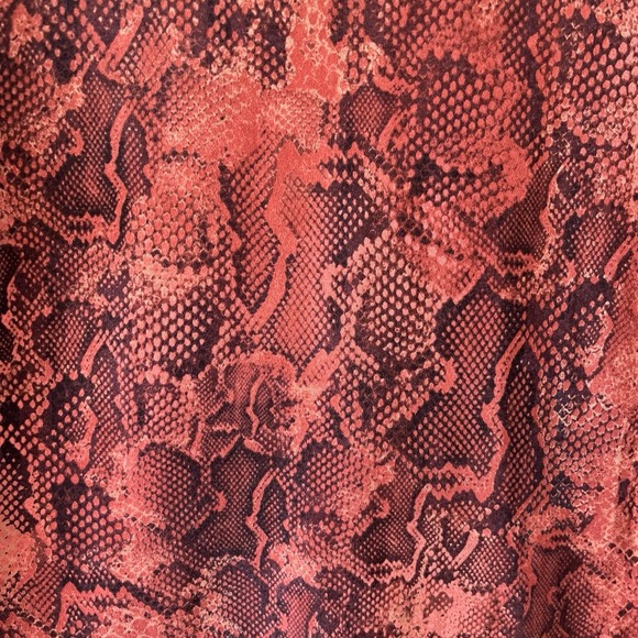 White House Black Market Women's T-Shirt Size L Red Snakeskin Print Pima Cotton - Picture 5 of 12